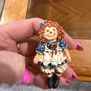 a small Raggedy Ann collectible Pin  / resin /  rare find